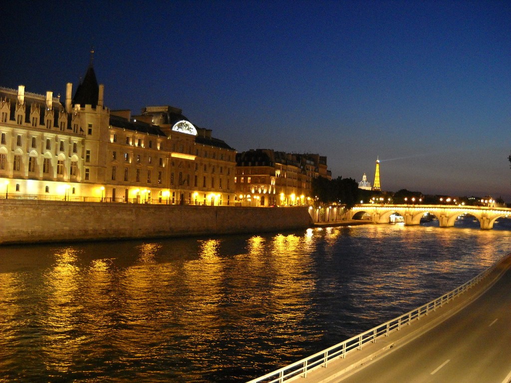 Best Attractions In Paris: Boat Tour of the Seine River