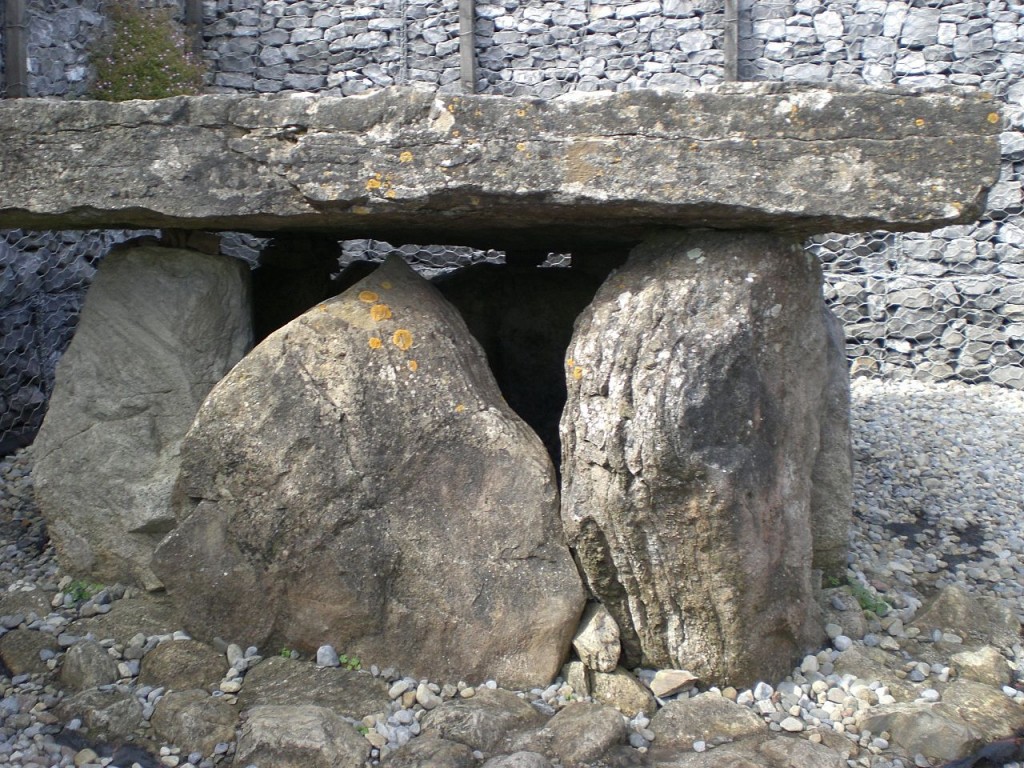 Oldest Buildings In The World: Listoghil, Ireland (source: wiki)